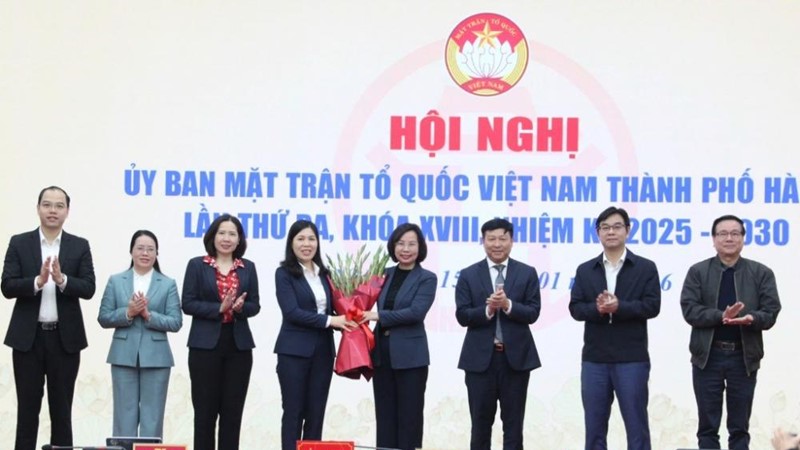 Đồng chí Trần Thị Phương Hoa giữ chức Phó Chủ tịch Thường trực Ủy ban MTTQ Việt Nam TP Hà Nội