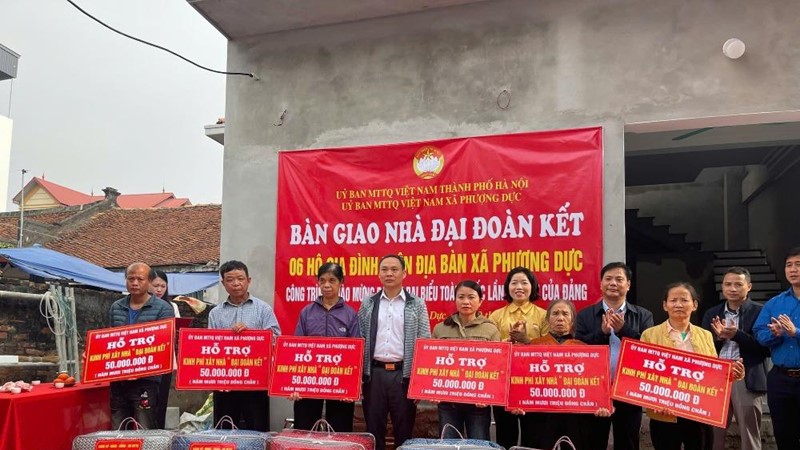 Xã Phượng Dực trao 06 nhà Đại đoàn kết chào mừng Đại hội Đại biểu toàn quốc lần thứ XIV