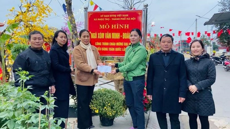 Ủy ban MTTQ Việt Nam xã Phúc Thọ gắn biển mô hình “Ngõ xóm văn minh – Đoàn kết”  ​