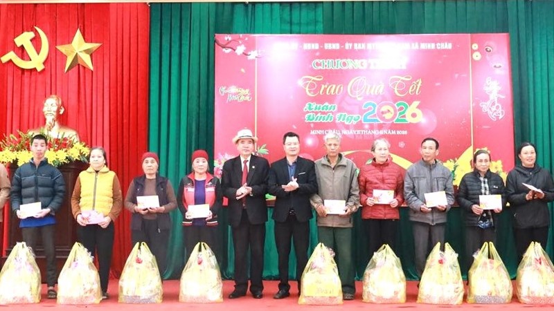 Xã Minh Châu trao quà Tết cho hộ cận nghèo - lan tỏa nghĩa tình Tết Bính Ngọ 2026