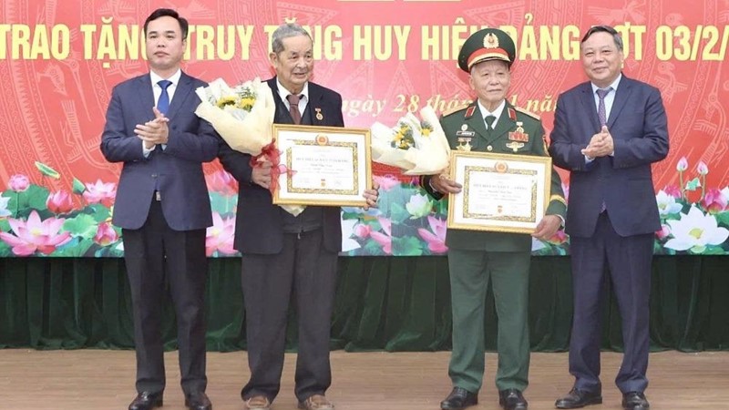 Phó Bí thư Thường trực Thành ủy Hà Nội Nguyễn Văn Phong trao tặng Huy hiệu Đảng tại phường Láng