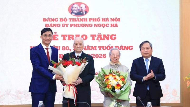 Chủ tịch UBND TP Hà Nội Vũ Đại Thắng trao Huy hiệu Đảng tặng đảng viên lão thành phường Ngọc Hà