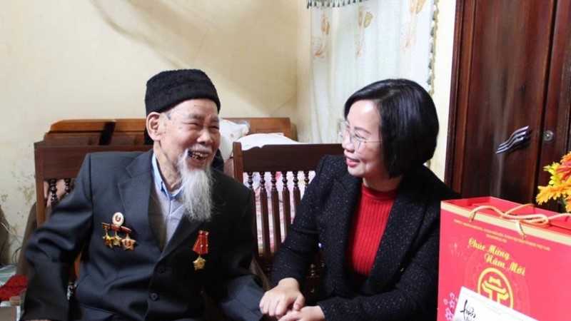 Chủ tịch Ủy ban MTTQ TP Hà Nội thăm, tặng quà người có công