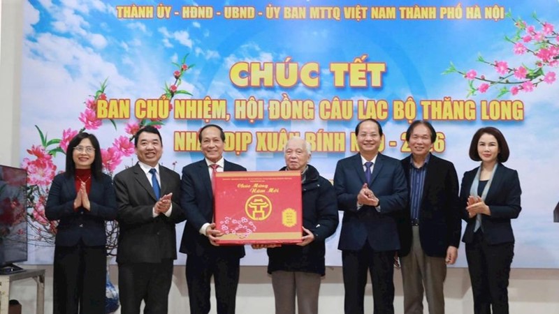 Trưởng ban Tuyên giáo và Dân vận Thành ủy Nguyễn Doãn Toản chúc Tết Câu lạc bộ Thăng Long  ​
