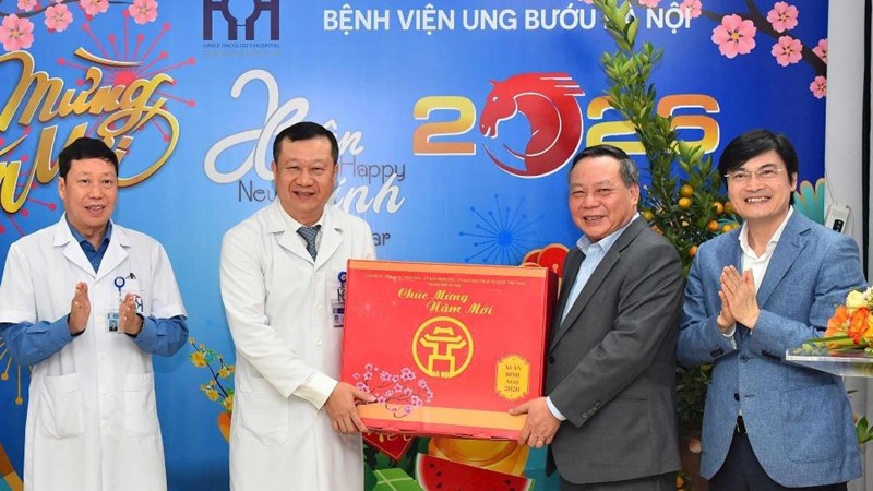 Phó Bí thư Thường trực Thành ủy Nguyễn Văn Phong thăm, tặng quà Bệnh viện Ung Bướu Hà Nội
