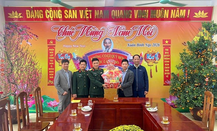 Lãnh đạo xã Thanh Oai thăm, chúc Tết, động viên và trao quà tới các cơ quan, đơn vị thực hiện nhiệm vụ trực xuyên Tết  ​