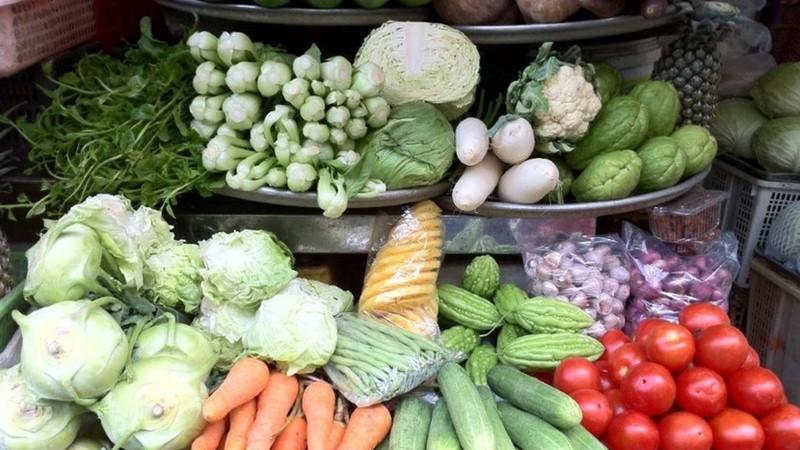 Hà Nội: Giá hoa tươi, rau củ, thịt cá tăng 15 – 30% so với ngày thường