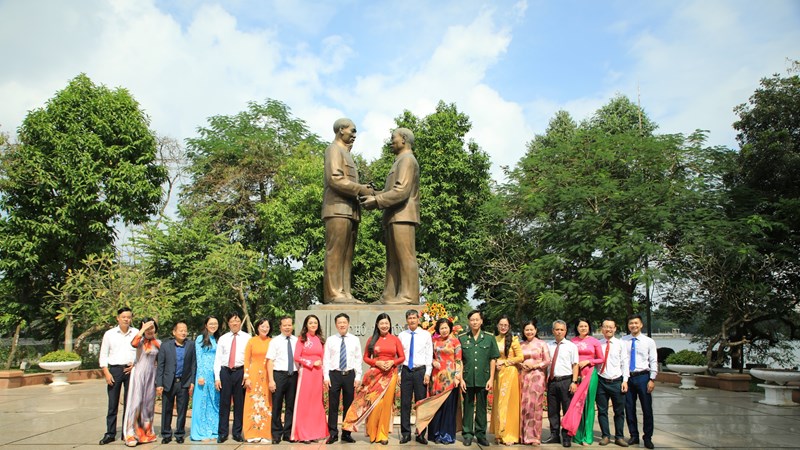 Ủy ban Mặt trận Tổ quốc Việt Nam thành phố Hà Nội dâng hoa tại Tượng đài Bác Hồ - Bác Tôn