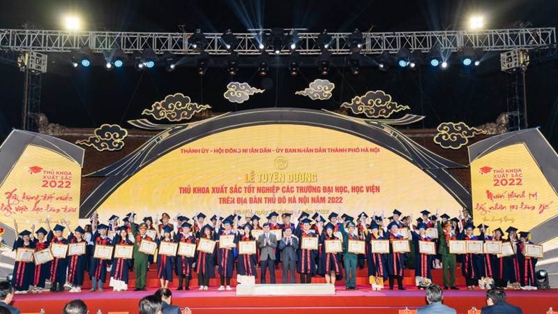 Hà Nội tuyên dương 98 Thủ khoa xuất sắc năm 2022