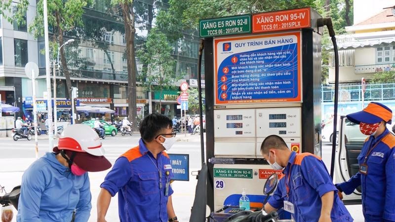 Giá xăng dầu giảm hơn 1.000 đồng/lít 