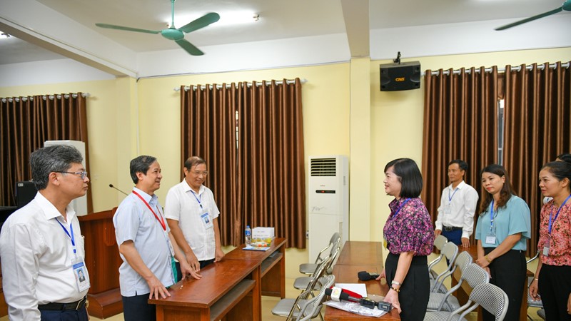 Bộ trưởng Nguyễn Kim Sơn động viên thí sinh, giáo viên dự kỳ thi tốt nghiệp THPT