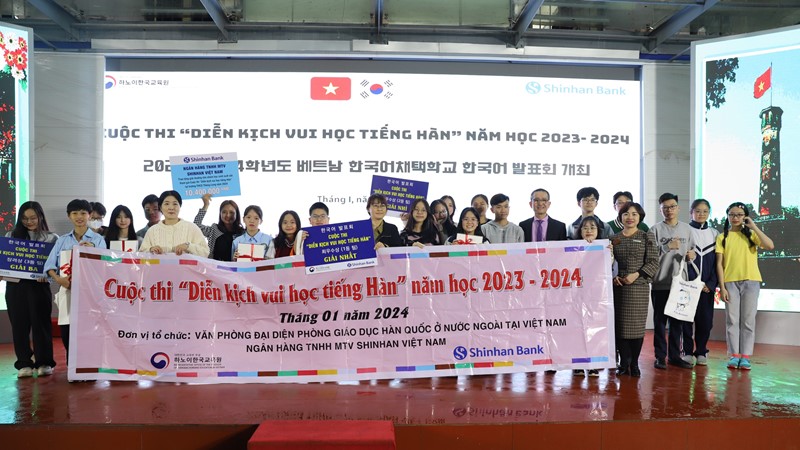 Học sinh thi diễn kịch “Vui học tiếng Hàn năm học 2023-2024”