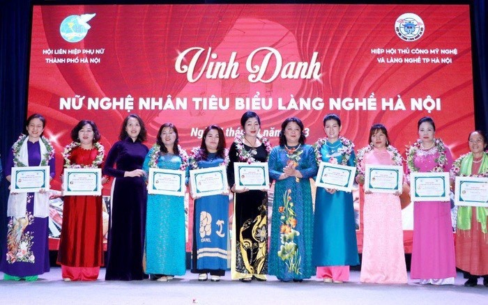 Lấy ý kiến danh sách đề nghị vinh danh nữ nghệ nhân, nữ thợ giỏi làng nghề, phố nghề tiêu biểu Hà Nội năm 2024
