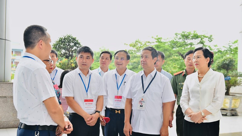 Bộ trưởng Nguyễn Kim Sơn động viên thí sinh, giáo viên tại Kỳ thi tốt nghiệp THPT 
