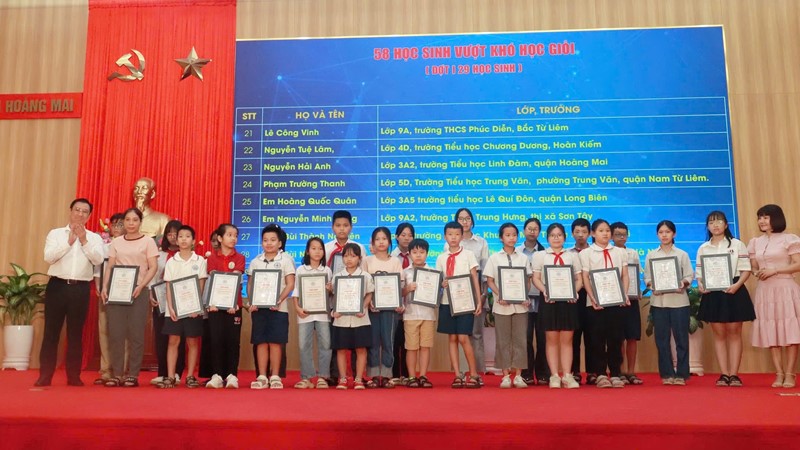 Trao thưởng 213 gương học tập tiêu biểu