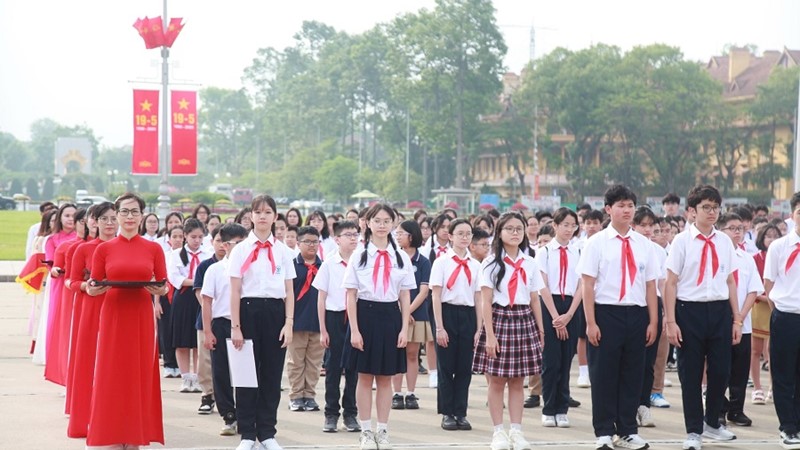 Học sinh giỏi tiêu biểu của Thủ đô Hà Nội báo công dâng Bác