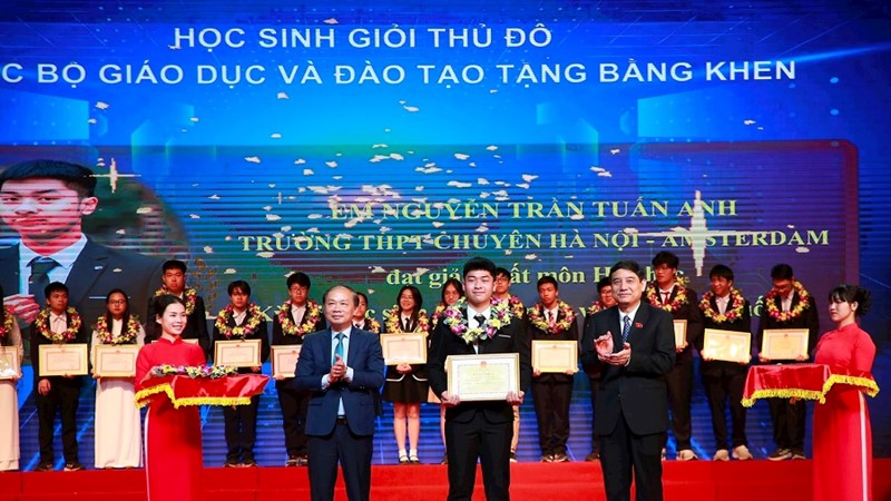 Hà Nội: Tuyên dương khen thưởng học sinh giỏi tiêu biểu Thủ đô năm học 2024 - 2025