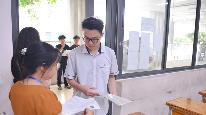Sáng nay, gần 1,7  triệu thí sinh chính thức bước vào  kỳ thi tốt nghiệp THPT năm 2025