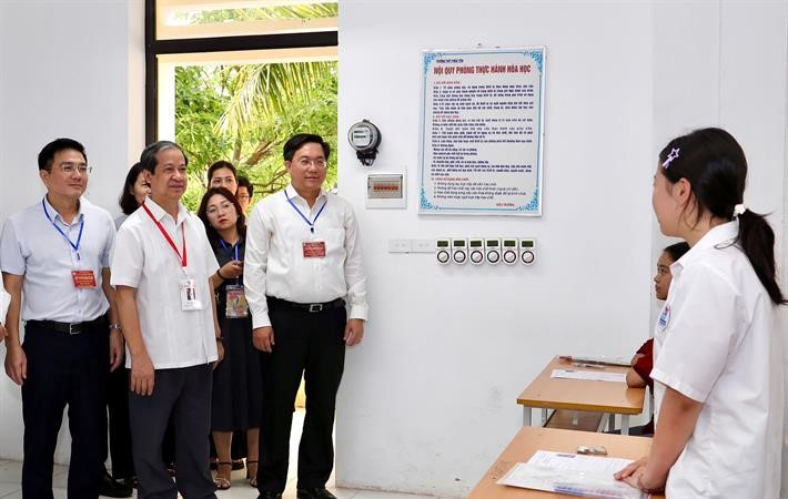 Bộ trưởng Nguyễn Kim Sơn động viên thí sinh, cán bộ làm thi tốt nghiệp THPT 2025
