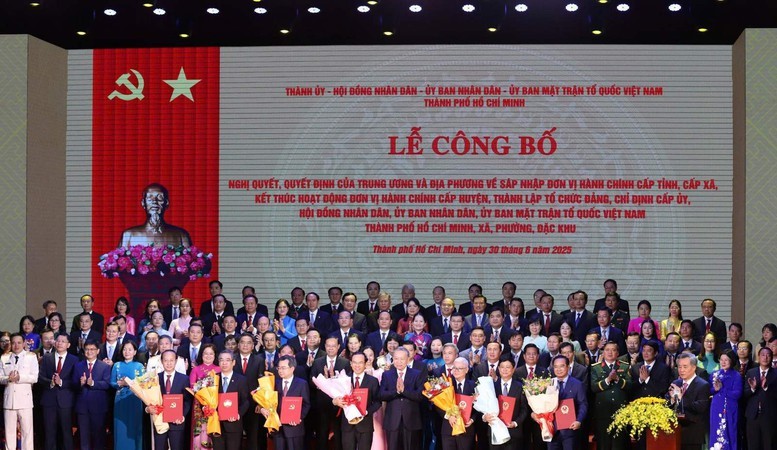 Công bố nghị quyết, quyết định sáp nhập đơn vị hành chính, chỉ định nhân sự trên cả nước