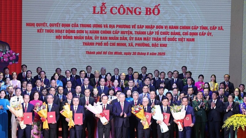 Công bố nghị quyết, quyết định sáp nhập đơn vị hành chính, chỉ định nhân sự trên cả nước
