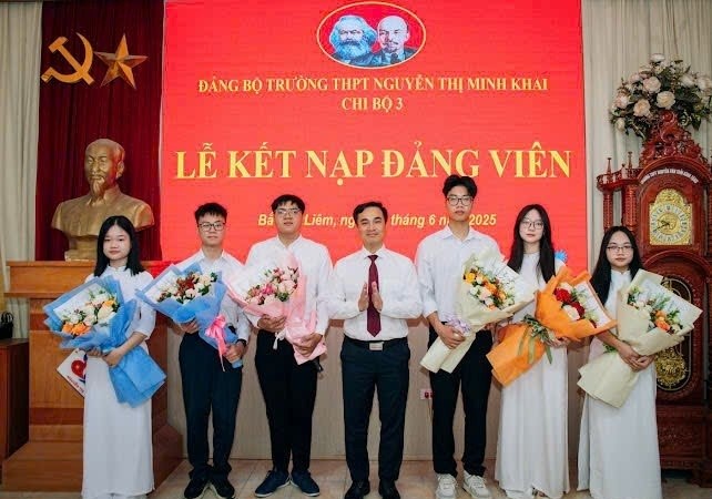 Hà Nội: Đảng bộ Trường THPT Nguyễn Thị Minh Khai kết nạp 6 đảng viên mới