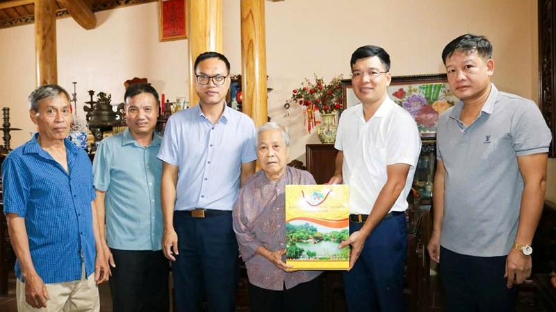 Lãnh đạo xã Quốc Oai thăm hỏi, động viên gia đình chính sách nhân kỷ niệm 78 năm Ngày Thương binh – Liệt sĩ