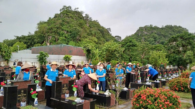 Tổng vệ sinh môi trường, chỉnh trang nghĩa trang liệt sĩ và nhà bia tưởng niệm trên địa bàn xã 