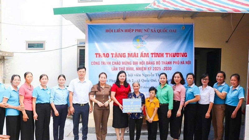 Hội LHPN xã Quốc Oai trao tặng "Mái ấm tình thương" cho hội viên phụ nữ khó khăn