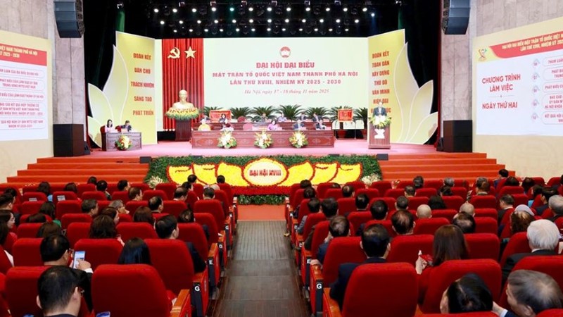 Bộ trưởng Nguyễn Kim Sơn tặng quà Tết các gia đình khó khăn tại xã Thanh Oai