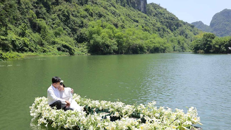 Sao mai Sông Thao tái xuất với bộ đôi MV khắc khoải nơi vùng quê đẹp như tranh vẽ