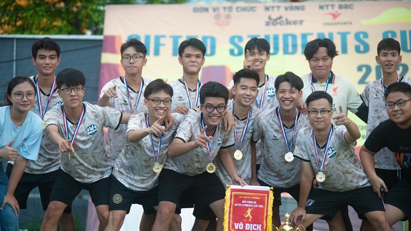 Đội tuyển Chuyên Nguyễn Huệ giành cúp vô địch giải bóng đá Gifted Students Cup 2023