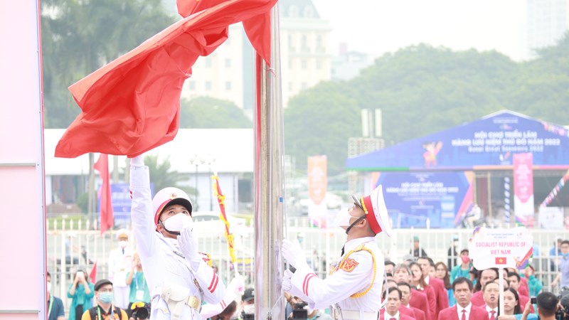Quốc kỳ Việt Nam tung bay giữa “trái tim” SEA Games 31 