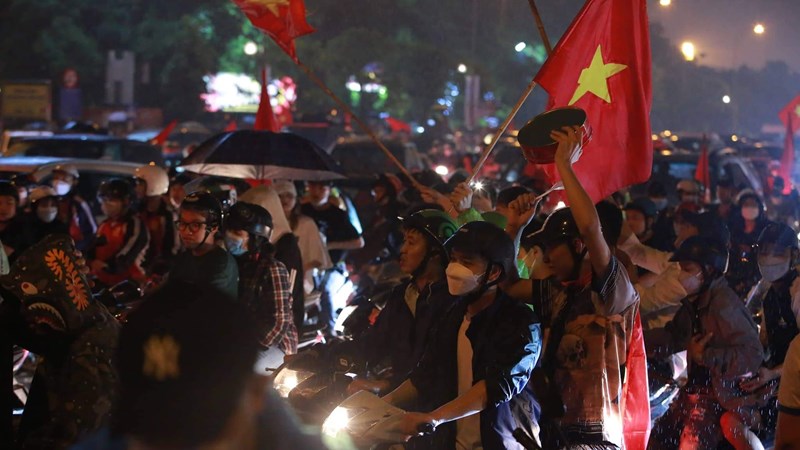 Hàng vạn cổ động viên đổ xuống đường, hô vang “Việt Nam vô địch“!