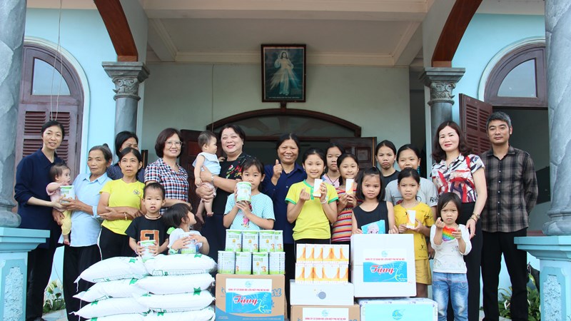 Đảng ủy cơ quan Hội LHPN Hà Nội: Thăm, tặng quà trẻ em tại các mái ấm nhân dịp 1/6