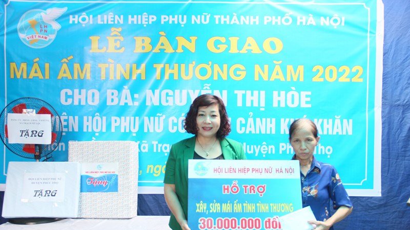 Hội LHPN Hà Nội trao mái ấm tình thương cho hội viên phụ nữ khó khăn huyện Phúc Thọ