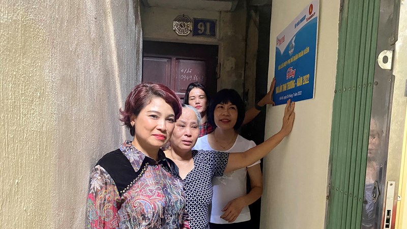 Báo Phụ nữ Thủ đô: Trao kinh phí xây, sửa mái ấm cho hội viên phụ nữ quận Hoàn Kiếm