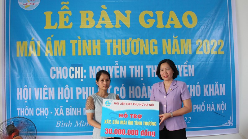 Hội LHPN Hà Nội: Trao tặng kinh phí xây sửa  nhà "Mái ấm tình thương"