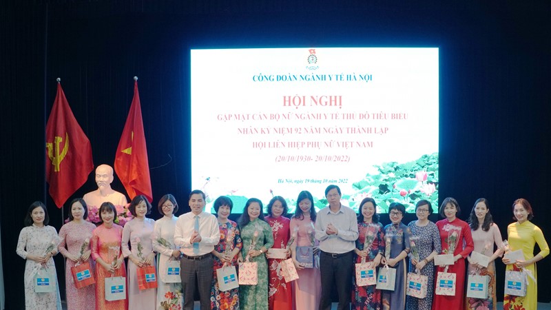 Biểu dương 189 nữ cán bộ y tế Thủ đô tiêu biểu