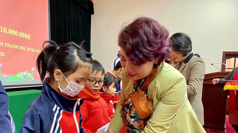 Báo Phụ nữ Thủ đô trao 10 suất học bổng cho học sinh nghèo vượt khó huyện Thanh Trì