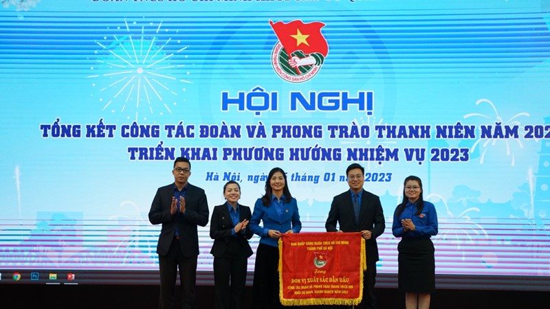 Đoàn khối các cơ quan thành phố Hà Nội: Nhận cờ đơn vị xuất sắc dẫn đầu