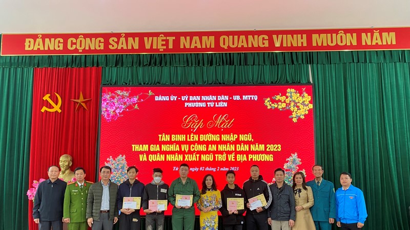 Hội LHPN quận Tây Hồ: Động viên, tặng quà các tân binh lên đường nhập ngũ