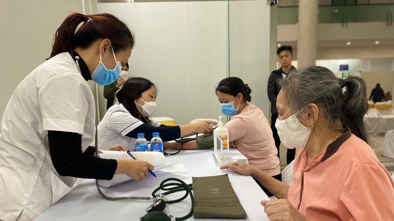 UBND quận Tây Hồ: Khám sức khỏe miễn phí cho hơn 400 người trong hộ cận nghèo, đối tượng bảo trợ xã hội