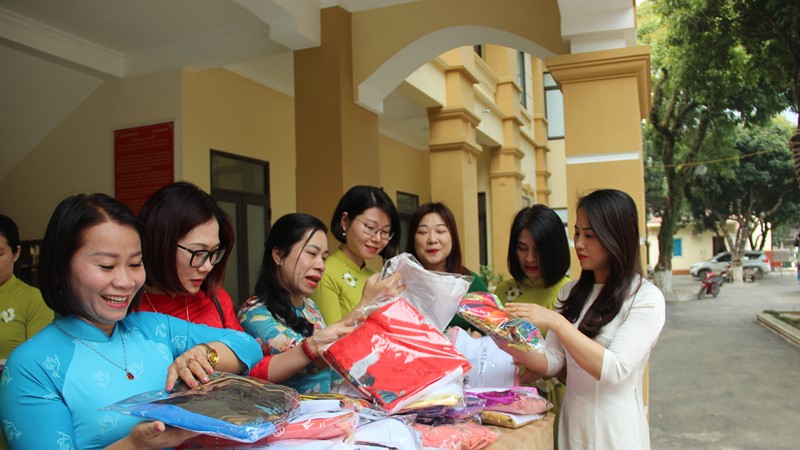 Hội LHPN quận Hoàng Mai: Trao tặng 1.000 áo dài cho phụ nữ huyện Lạc Thủy, Hòa Bình