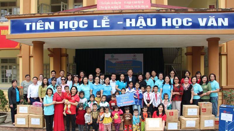 Những phần quà ý nghĩa phụ nữ Cầu Giấy gửi tặng trẻ em vùng cao tỉnh Lạng Sơn