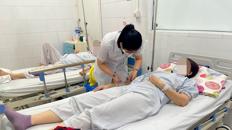 Ăn nem rán trộn bột màu thực phẩm, gia đình 2 người phải nhập viện