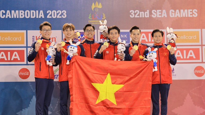 Thưởng nóng cho các VĐV Việt Nam đạt Huy chương Vàng đầu tiên tại SEA Games32