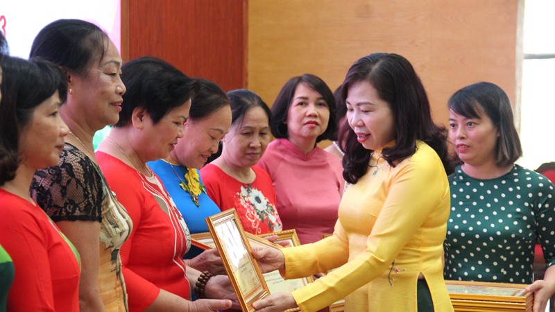 Biểu dương gương phụ nữ Tây Hồ thi đua làm theo lời Bác