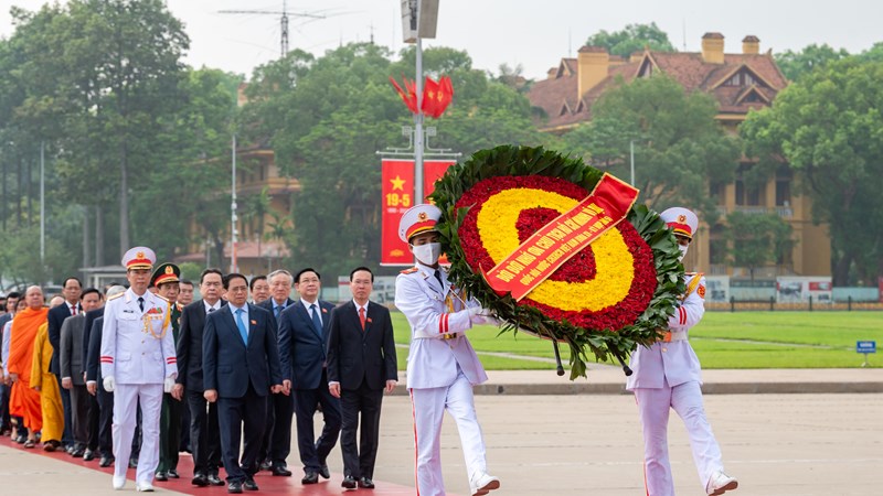 Lãnh đạo Đảng, Nhà nước, các đại biểu Quốc hội viếng lăng Chủ tịch Hồ Chí Minh trước khai mạc kỳ họp
