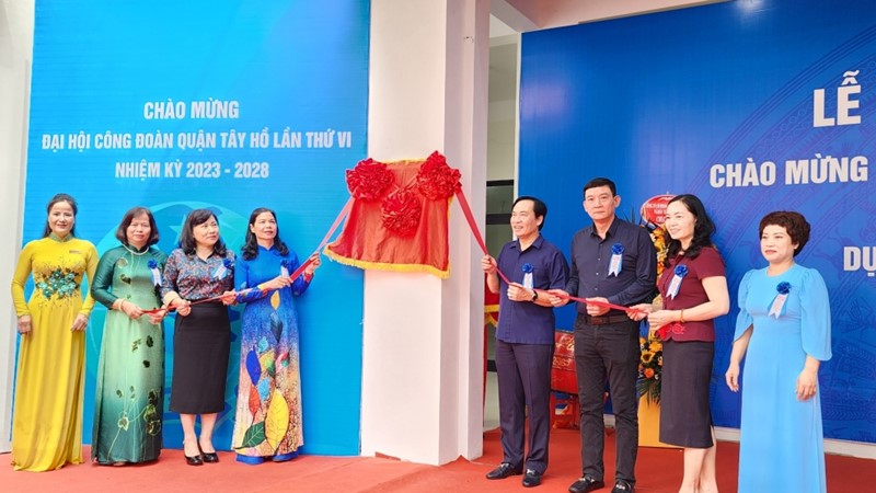 Quận Tây Hồ: Gắn biển công trình chào mừng Đại hội Công đoàn